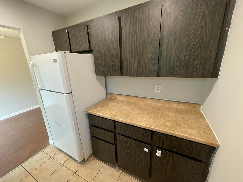 Active With Contract: $1,625 (2 beds, 1 baths, 700 Square Feet)