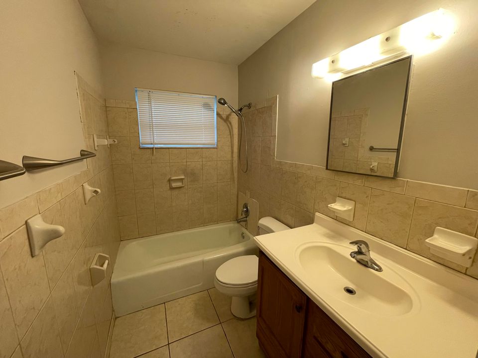 Active With Contract: $1,625 (2 beds, 1 baths, 700 Square Feet)