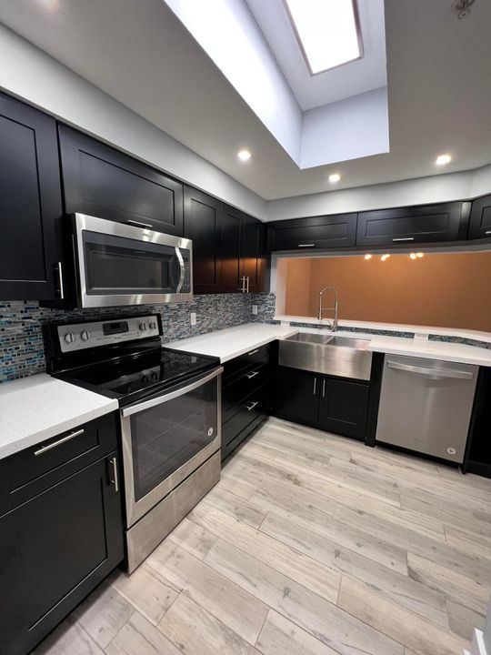 Active With Contract: $2,100 (1 beds, 1 baths, 872 Square Feet)