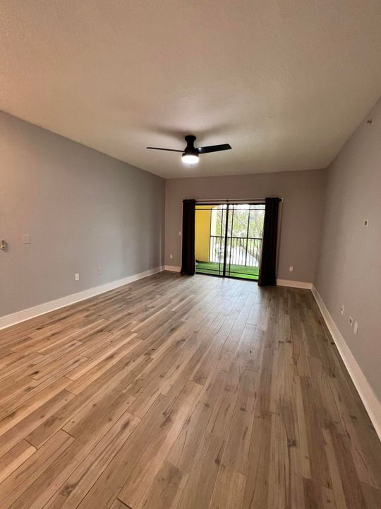 Active With Contract: $2,100 (1 beds, 1 baths, 872 Square Feet)