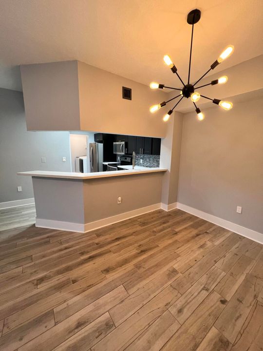 Active With Contract: $2,100 (1 beds, 1 baths, 872 Square Feet)