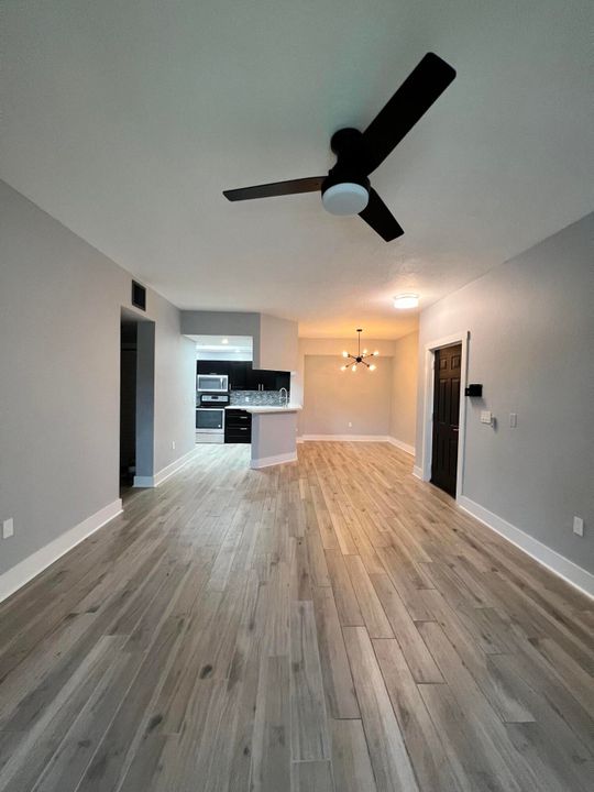 Active With Contract: $2,100 (1 beds, 1 baths, 872 Square Feet)