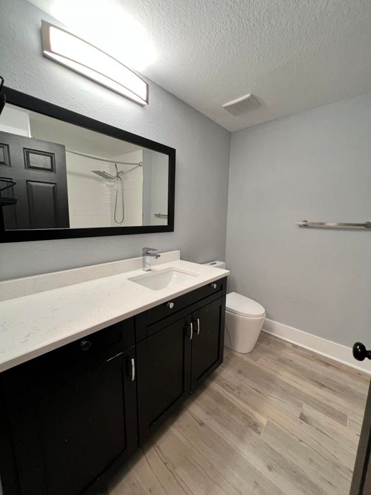 Active With Contract: $2,100 (1 beds, 1 baths, 872 Square Feet)