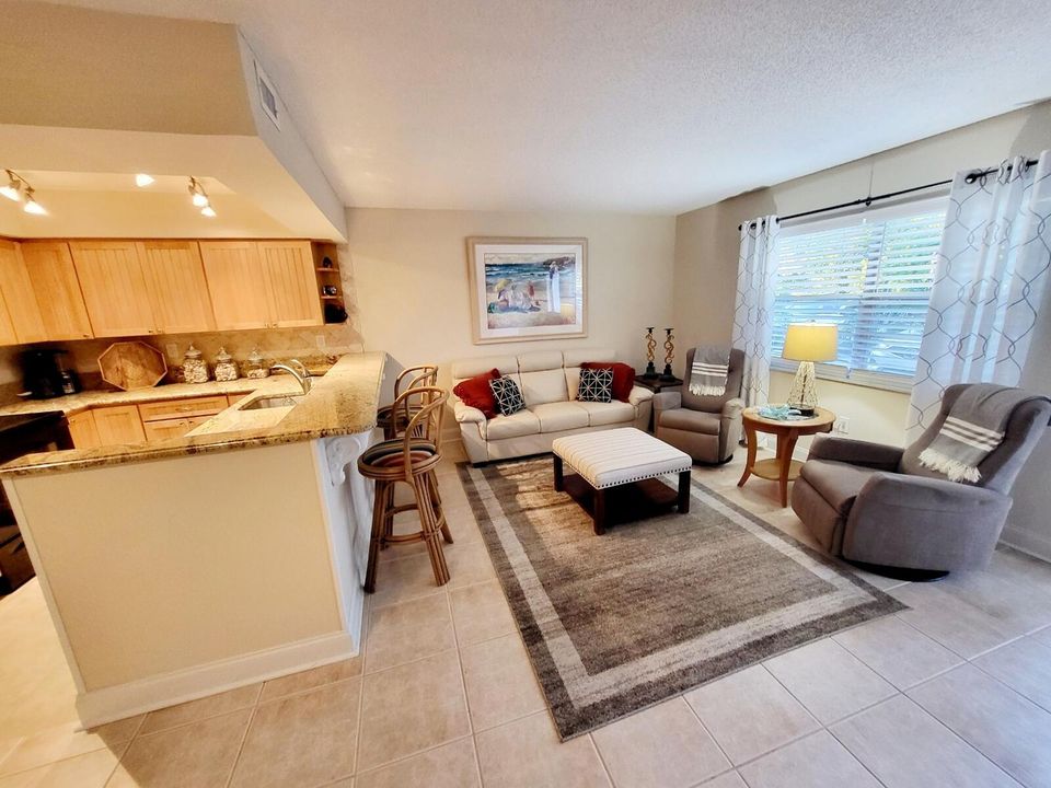 Active With Contract: $249,900 (1 beds, 1 baths, 685 Square Feet)
