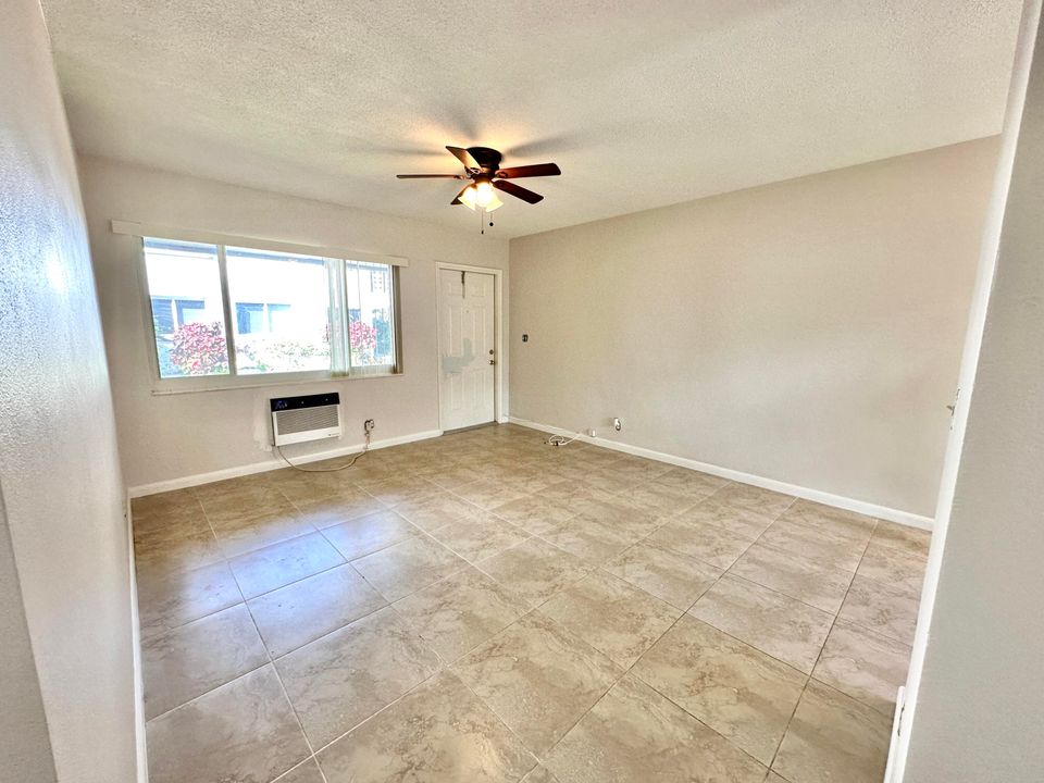 Active With Contract: $1,750 (1 beds, 1 baths, 883 Square Feet)