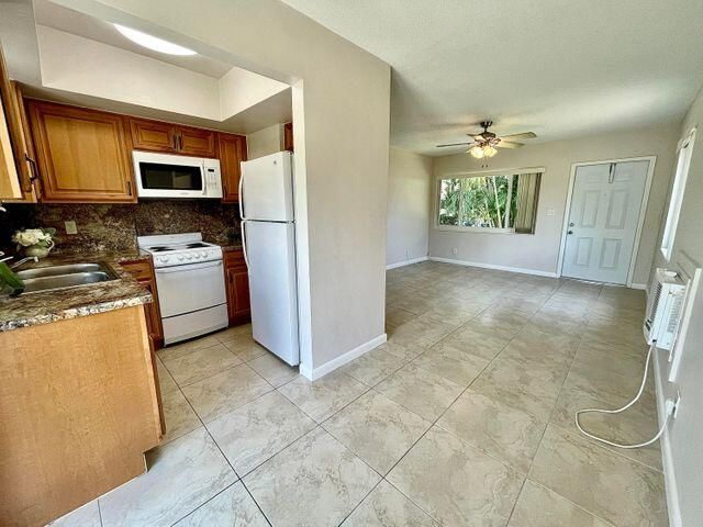 Active With Contract: $1,750 (1 beds, 1 baths, 883 Square Feet)