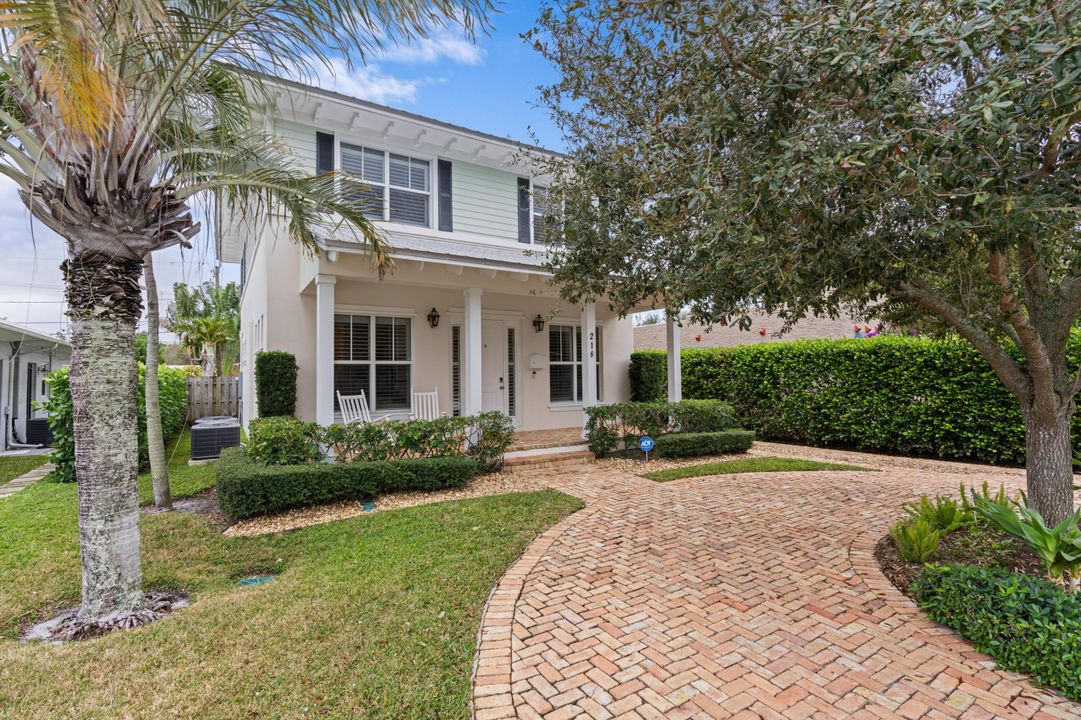 Recently Sold: $2,100,000 (3 beds, 2 baths, 2196 Square Feet)