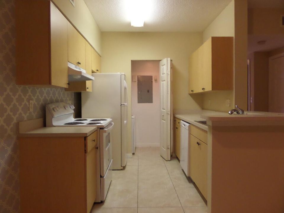 Active With Contract: $1,650 (1 beds, 1 baths, 784 Square Feet)