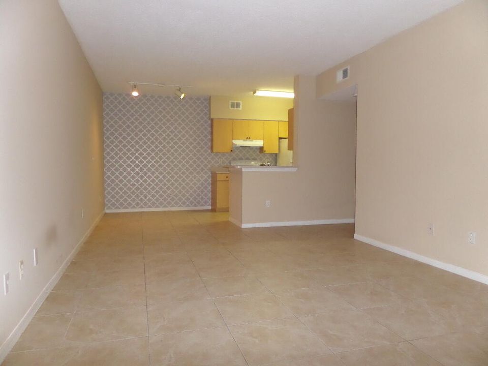 Active With Contract: $1,650 (1 beds, 1 baths, 784 Square Feet)