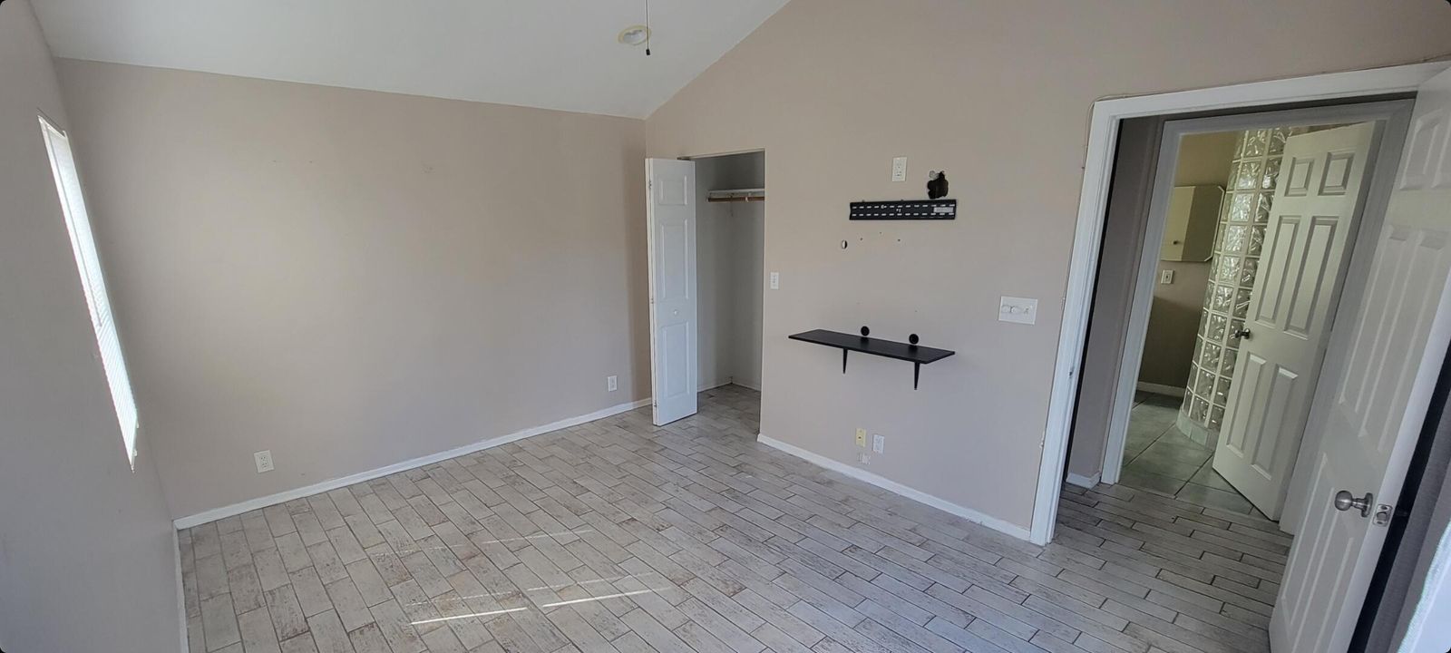 Active With Contract: $2,500 (2 beds, 1 baths, 1200 Square Feet)