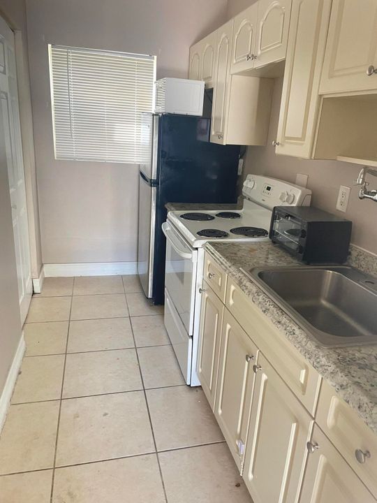 Active With Contract: $2,500 (2 beds, 1 baths, 1200 Square Feet)