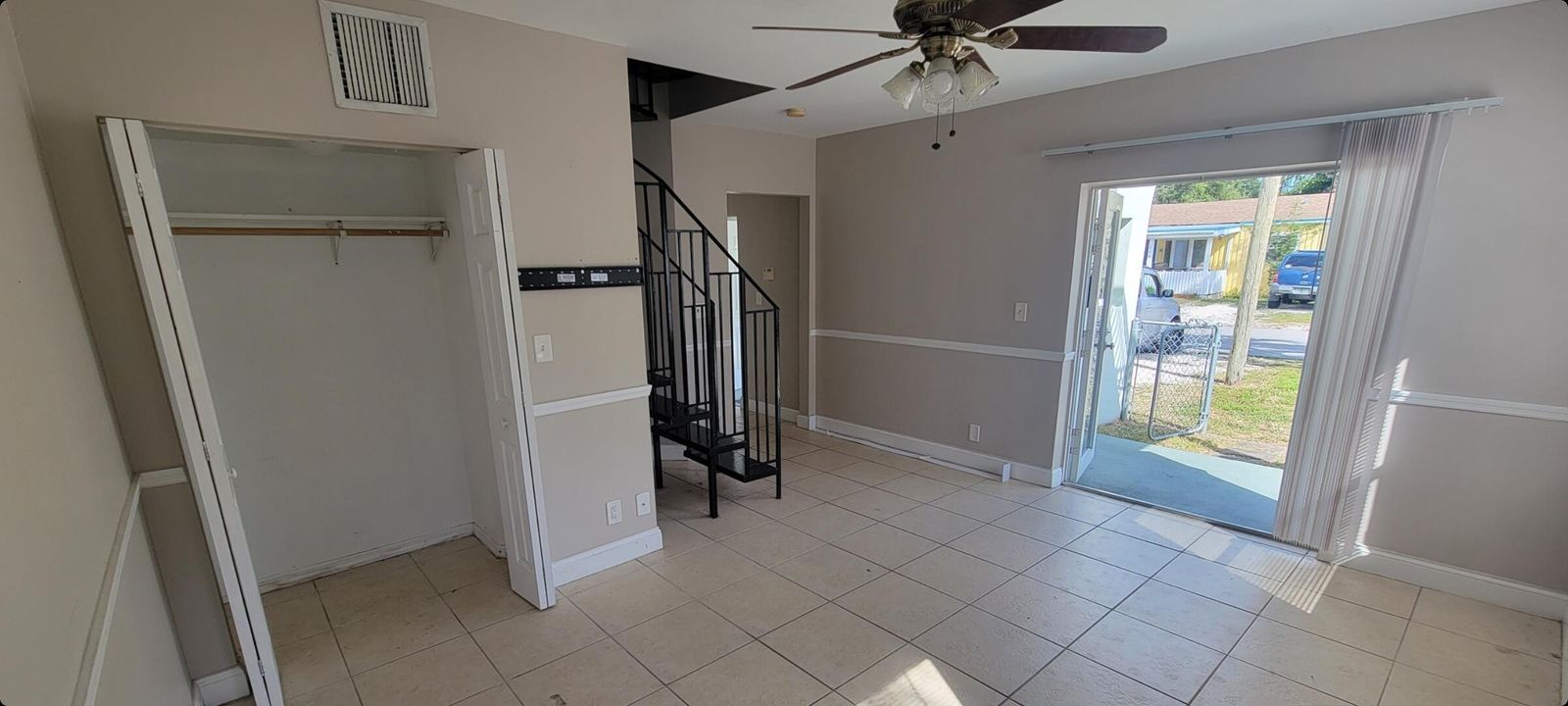 Active With Contract: $2,500 (2 beds, 1 baths, 1200 Square Feet)