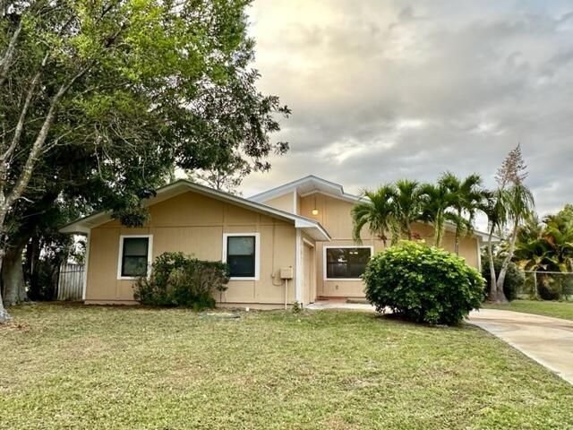 Active With Contract: $279,995 (3 beds, 2 baths, 1088 Square Feet)