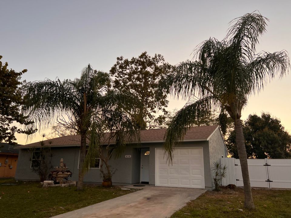 Active With Contract: $2,350 (3 beds, 2 baths, 1131 Square Feet)