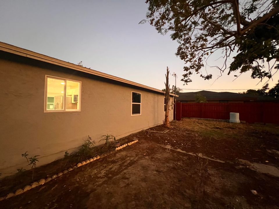 Active With Contract: $2,350 (3 beds, 2 baths, 1131 Square Feet)