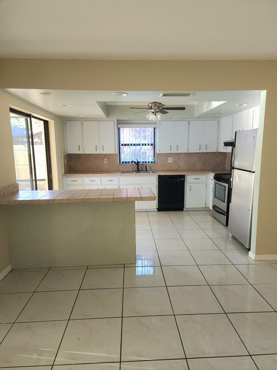 Active With Contract: $2,150 (2 beds, 2 baths, 1850 Square Feet)