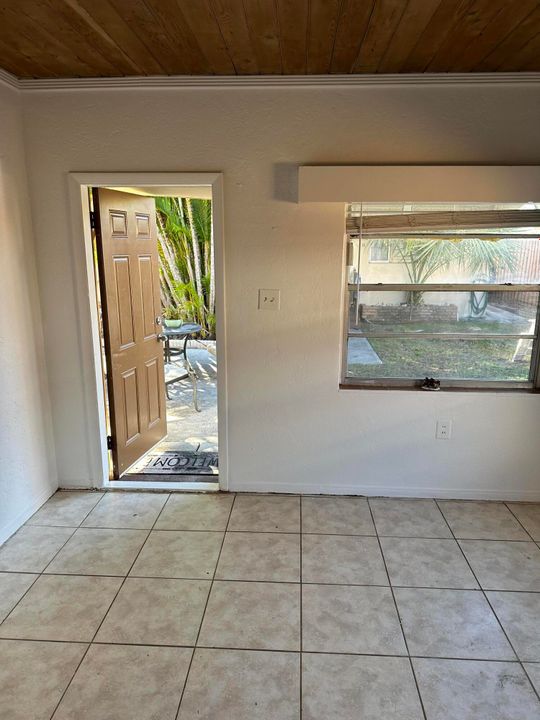 Active With Contract: $1,050 (0 beds, 1 baths, 420 Square Feet)