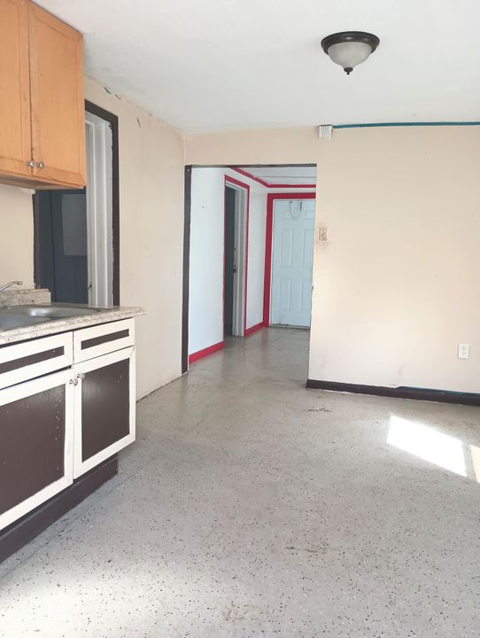 Active With Contract: $114,900 (2 beds, 1 baths, 672 Square Feet)