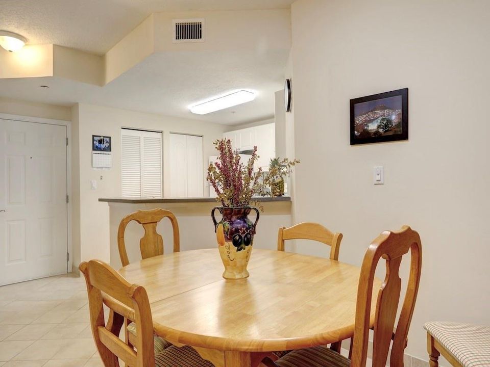 For Sale: $249,900 (2 beds, 2 baths, 1070 Square Feet)