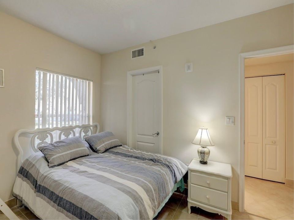 For Sale: $249,900 (2 beds, 2 baths, 1070 Square Feet)