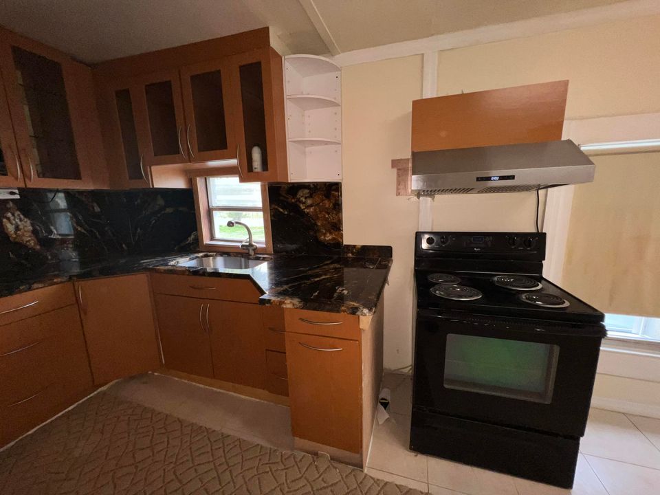 For Rent: $1,150 (2 beds, 1 baths, 700 Square Feet)