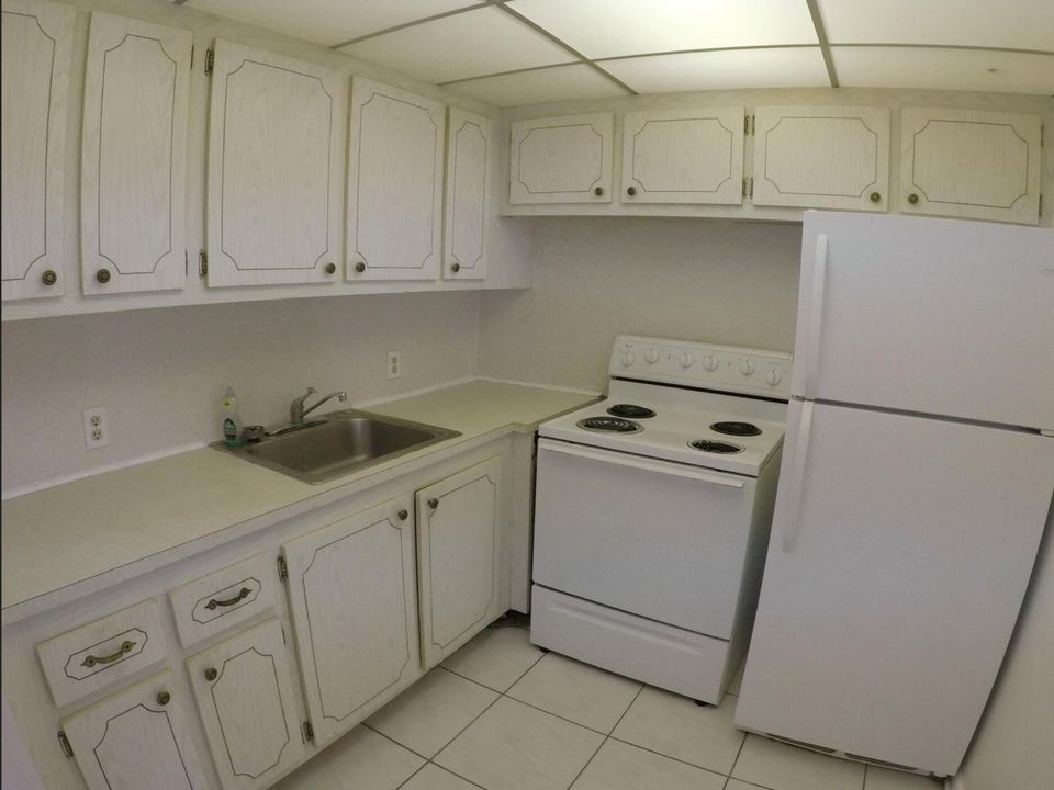 For Sale: $131,900 (1 beds, 1 baths, 720 Square Feet)