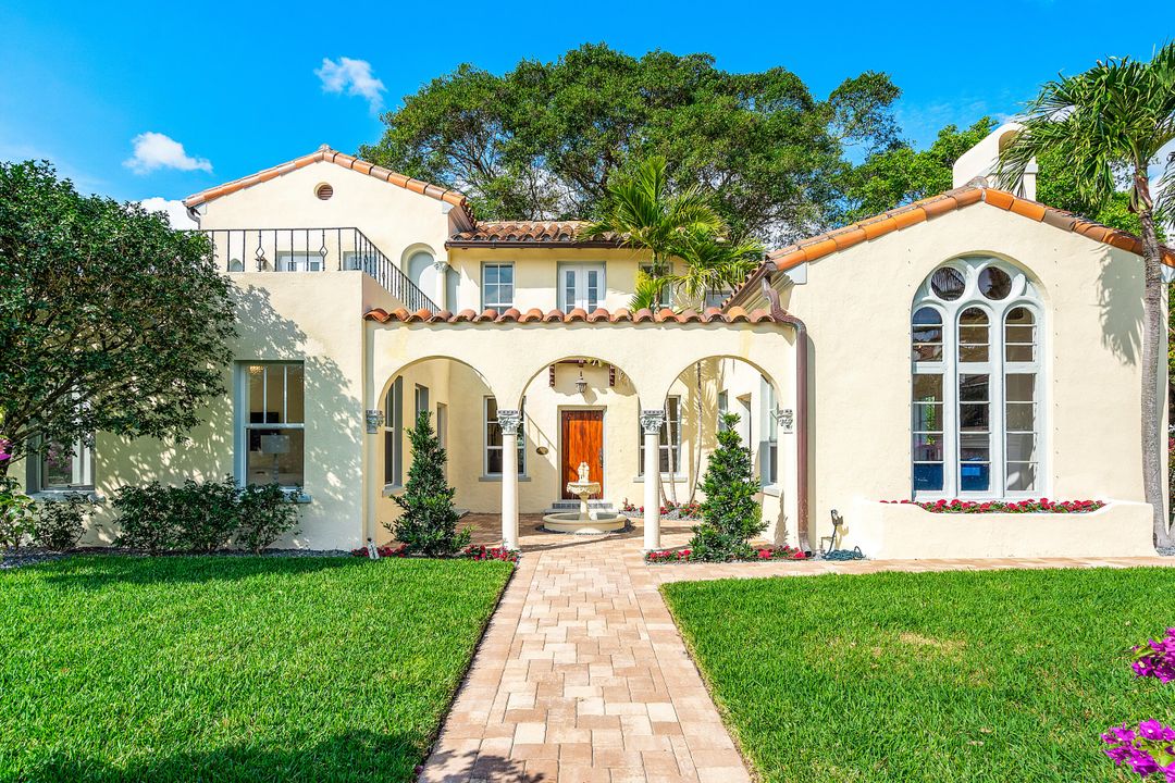 Recently Sold: $3,400,000 (4 beds, 3 baths, 2724 Square Feet)