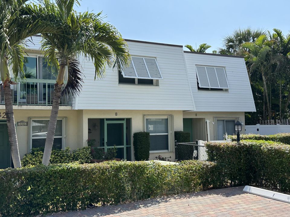 Recently Sold: $585,000 (2 beds, 2 baths, 1320 Square Feet)