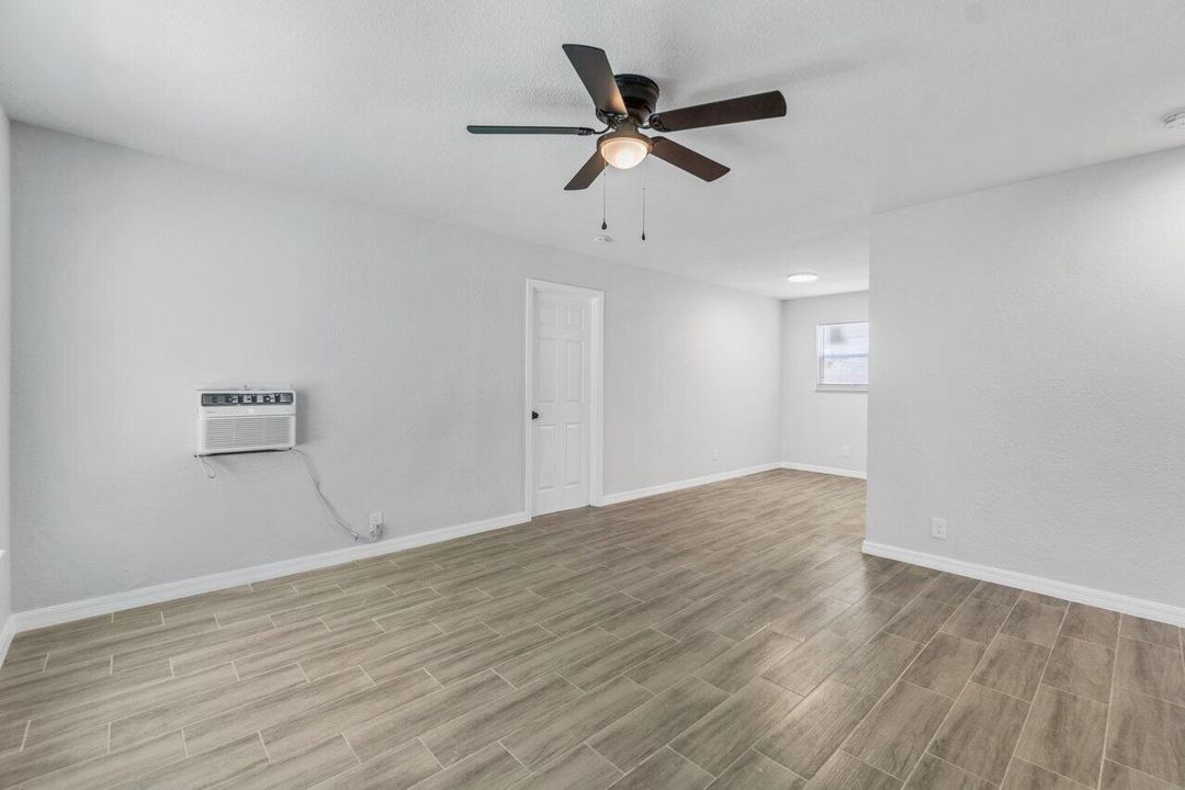 Active With Contract: $2,100 (3 beds, 1 baths, 975 Square Feet)