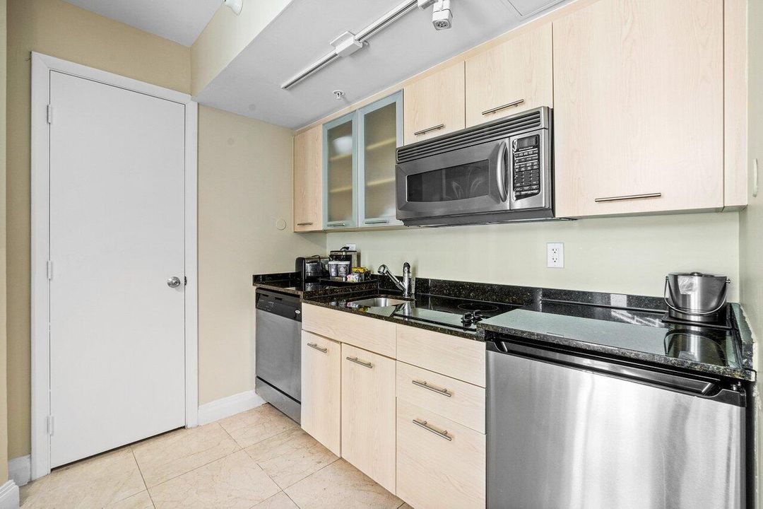 For Sale: $199,999 (1 beds, 1 baths, 470 Square Feet)