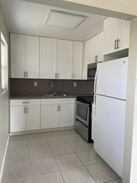 Recently Rented: $1,900 (2 beds, 1 baths, 798 Square Feet)