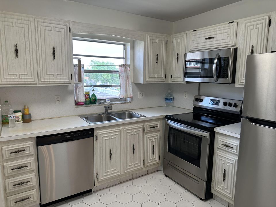 Recently Sold: $148,000 (2 beds, 2 baths, 968 Square Feet)