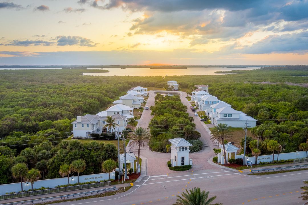 Active With Contract: $2,250,000 (4 beds, 5 baths, 3259 Square Feet)