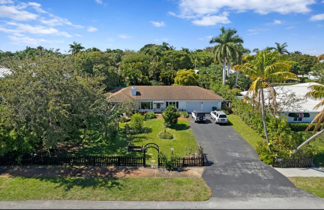 Recently Sold: $1,300,000 (3 beds, 2 baths, 1666 Square Feet)
