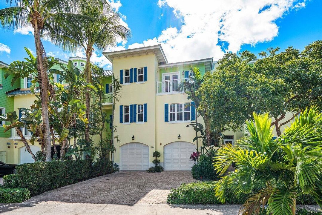 Recently Sold: $2,950,000 (4 beds, 3 baths, 4123 Square Feet)