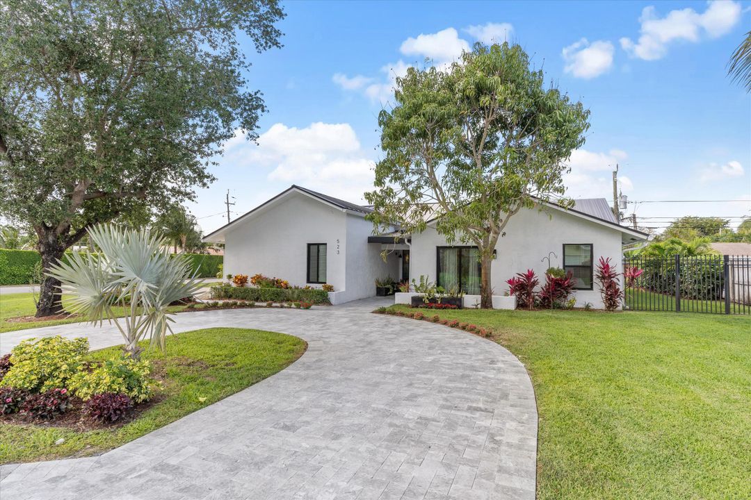 Recently Sold: $1,495,000 (3 beds, 2 baths, 1803 Square Feet)