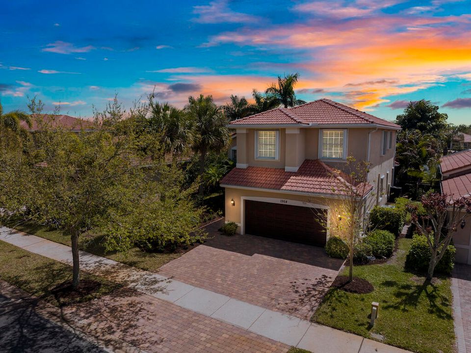 最近售出: $615,000 (5 贝兹, 3 浴室, 2654 平方英尺)