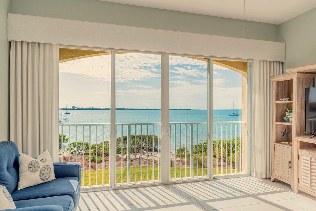 Recently Sold: $489,900 (2 beds, 2 baths, 1989 Square Feet)