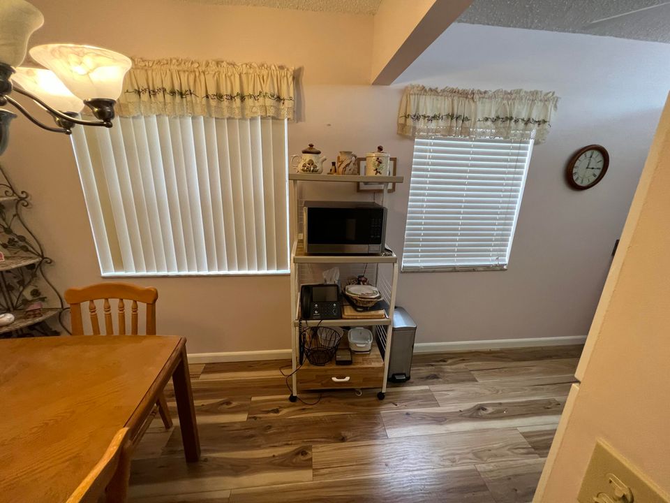 For Sale: $129,900 (2 beds, 2 baths, 907 Square Feet)