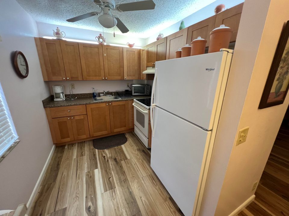 For Sale: $129,900 (2 beds, 2 baths, 907 Square Feet)