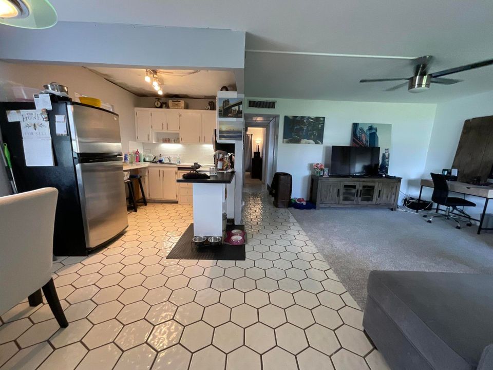 Active With Contract: $1,600 (2 beds, 2 baths, 883 Square Feet)