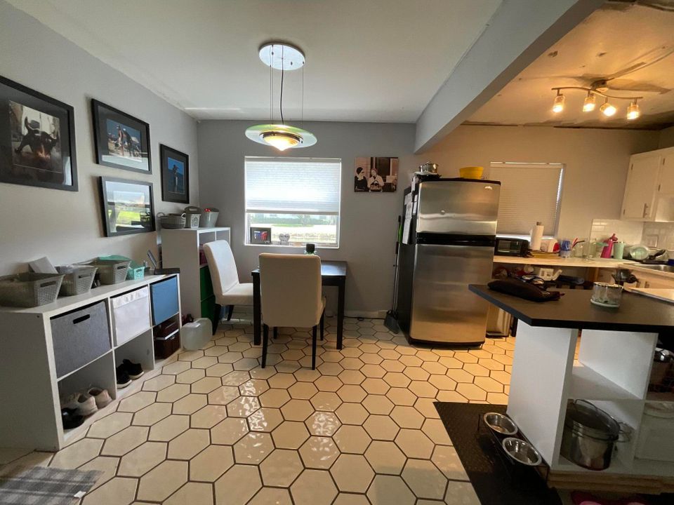 Active With Contract: $1,600 (2 beds, 2 baths, 883 Square Feet)