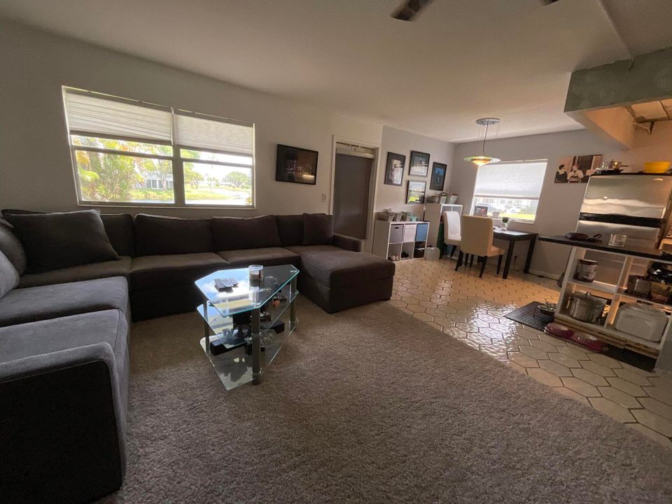 Active With Contract: $1,600 (2 beds, 2 baths, 883 Square Feet)