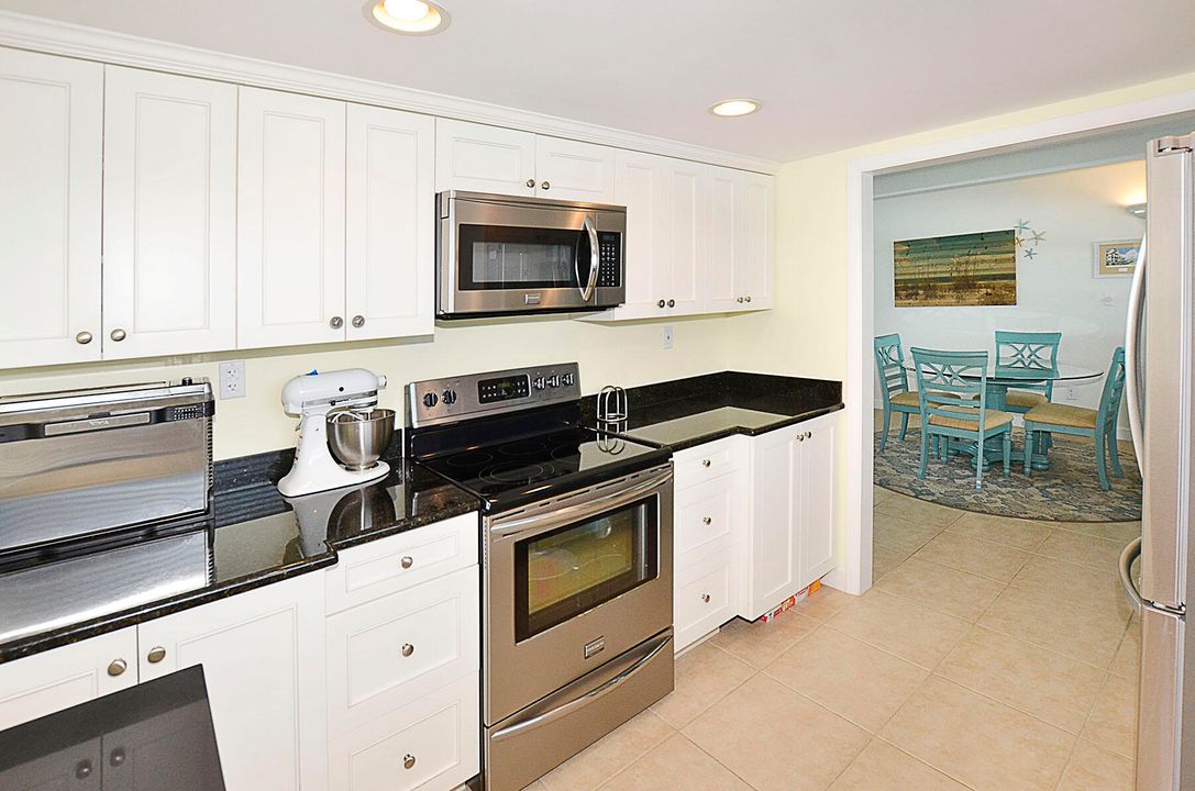 For Sale: $505,000 (2 beds, 2 baths, 900 Square Feet)