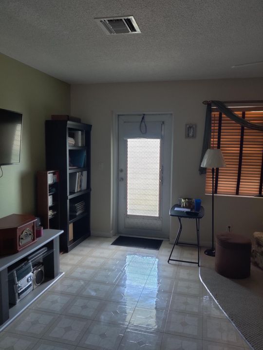 Recently Sold: $100,000 (1 beds, 1 baths, 684 Square Feet)