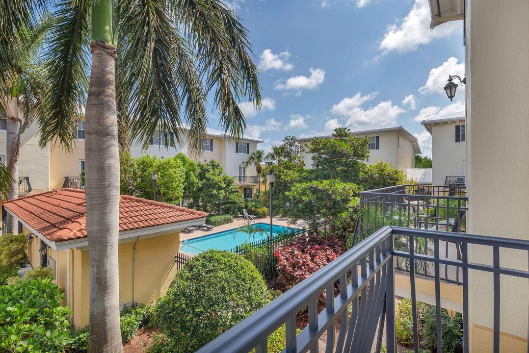 Vendido Recientemente: $399,500 (3 camas, 3 baños, 2000 Pies cuadrados)