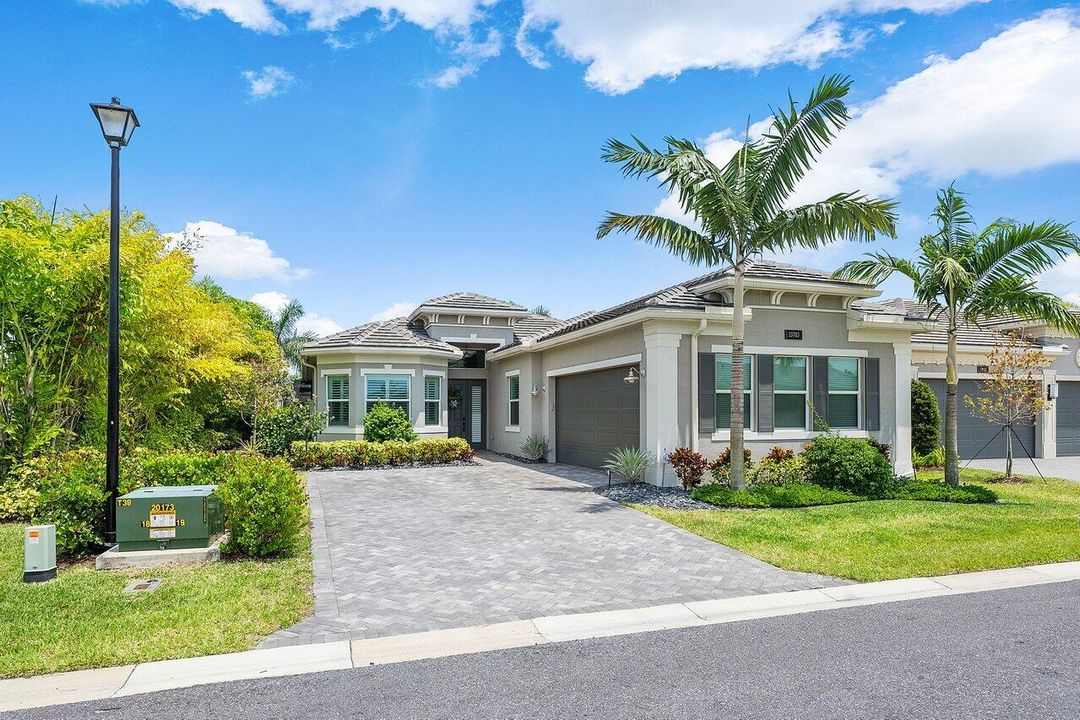 Recently Sold: $1,295,000 (3 beds, 3 baths, 2225 Square Feet)