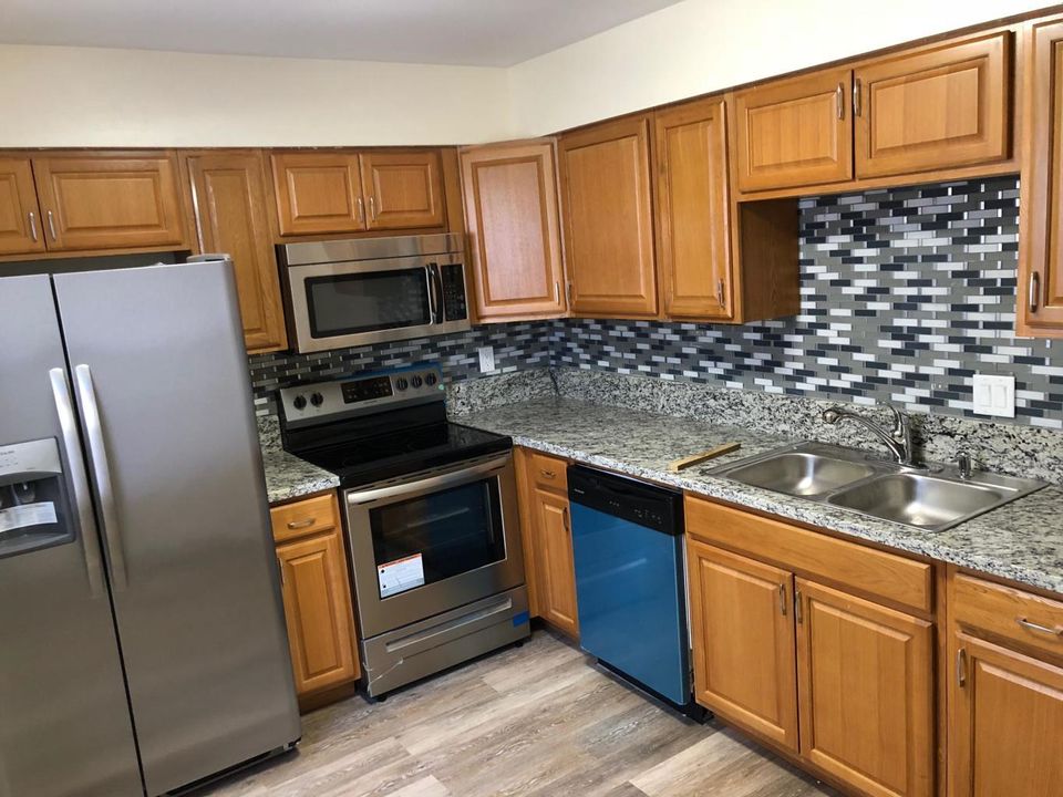 Recently Rented: $1,450 (2 beds, 1 baths, 1014 Square Feet)