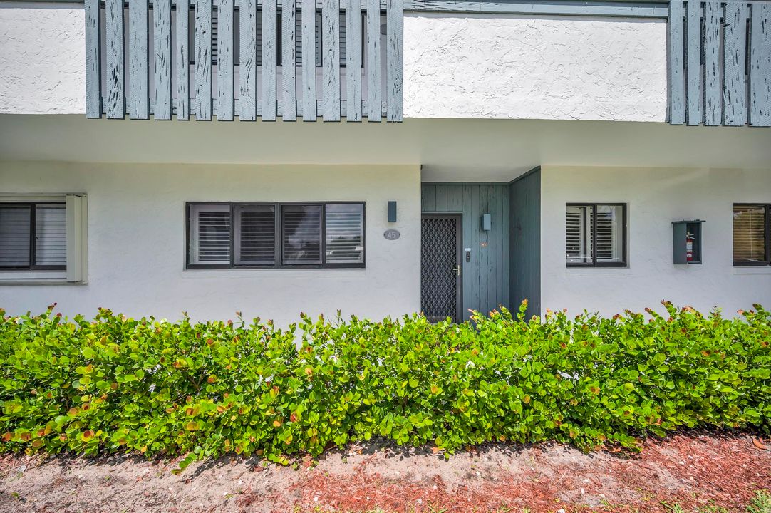 Active With Contract: $189,900 (2 beds, 2 baths, 1300 Square Feet)