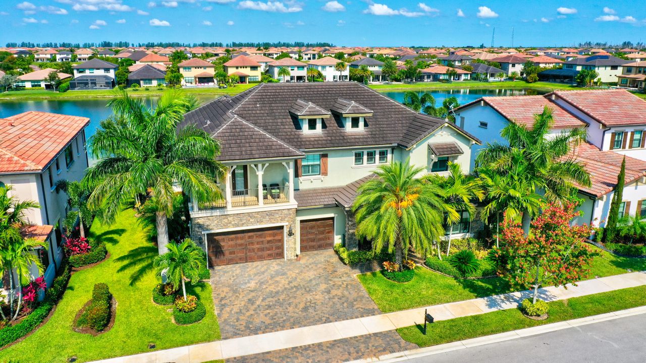 Recently Sold: $2,299,999 (5 beds, 5 baths, 5346 Square Feet)
